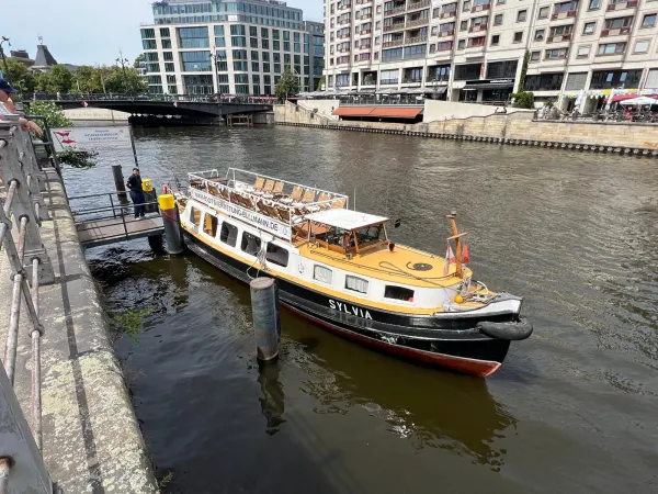 MS Sylvia am Anleger Friedrichstraße
